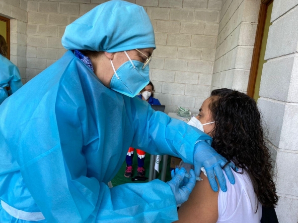 La Junta de Andalucía vacuna hoy en la capital y la provincia a casi 400 personas tercera dosis