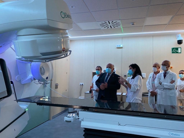 Aguirre visita el cuarto acelerador del Hospital Reina Sofía, equipo donado por la FAO